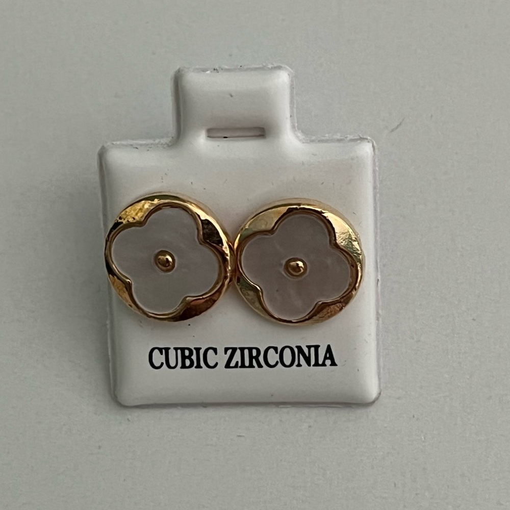 🌸Boutique Faux Mother of Pearl and GoldTone Flower Earrings